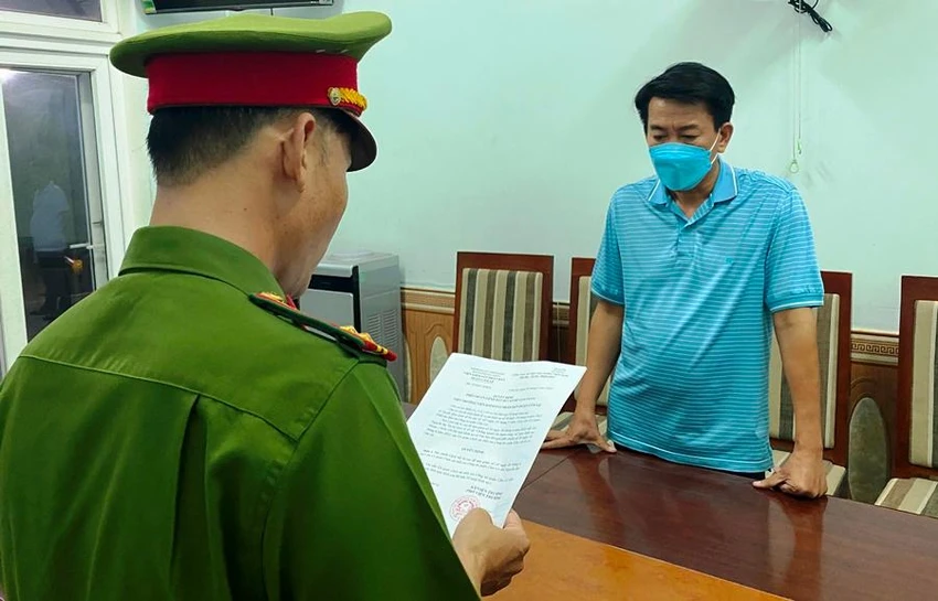 Công an thực hiện lệnh bắt tạm giam nghi phạm Nguyễn Bá Tín. Ảnh: HẢI HIẾU Công an thực hiện lệnh bắt tạm giam nghi phạm Nguyễn Bá Tín. Ảnh: HẢI HIẾU