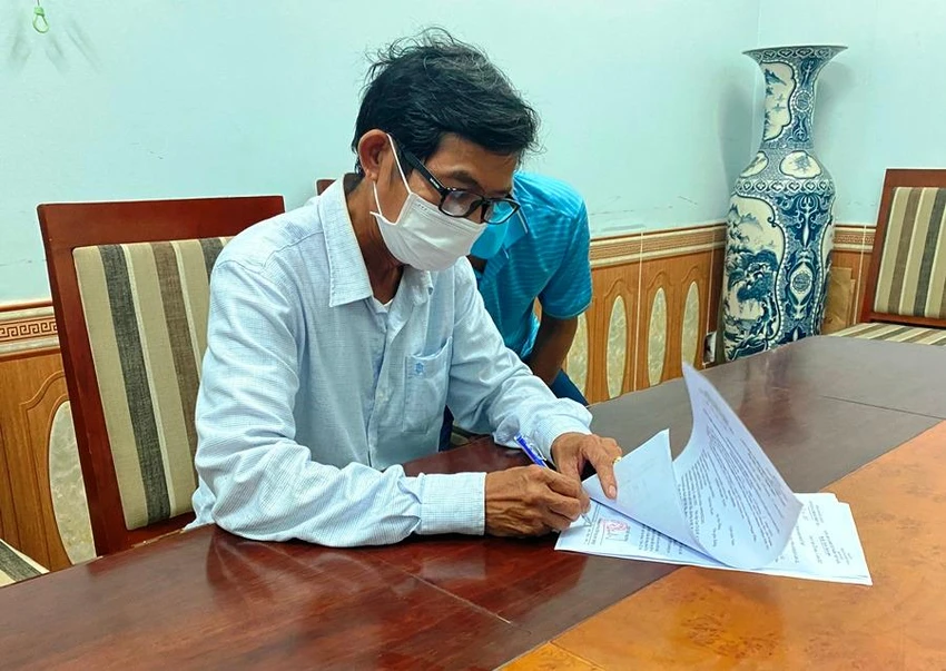 Nghi phạm Châu Ngọc Tấn bị khởi tố và cấm đi khỏi nơi cư trú. Ảnh: HẢI HIẾU Nghi phạm Châu Ngọc Tấn bị khởi tố và cấm đi khỏi nơi cư trú. Ảnh: HẢI HIẾU