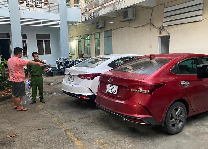 Hai ô tô mà Khang thuê để đi bán. Ảnh: H.H Hai ô tô mà Khang thuê để đi bán. Ảnh: H.H