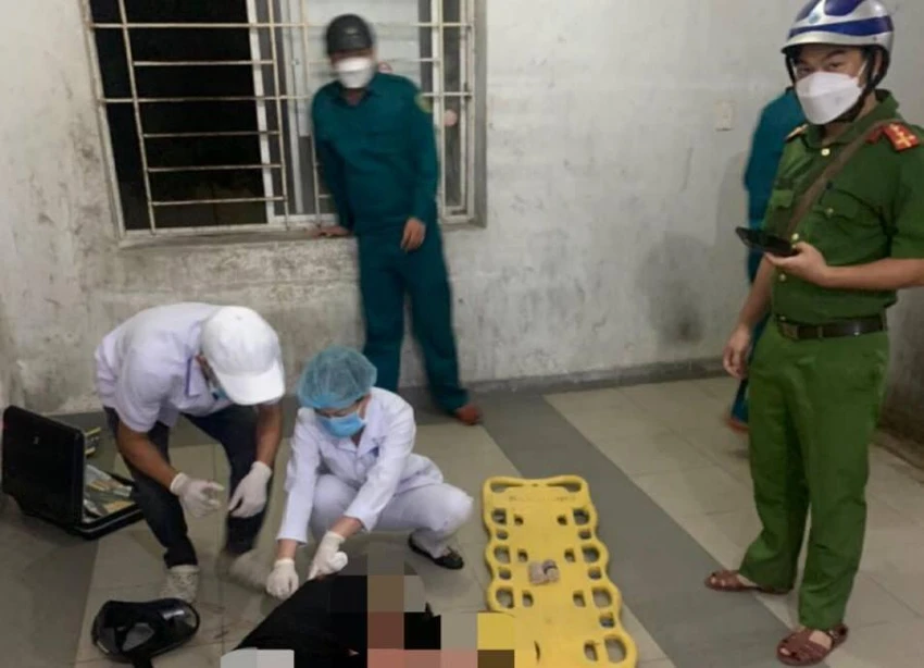 Lực lượng chức năng cấp cứu một thanh niên nằm gục trên tầng 2 chung cư trong vụ hỗn chiến. Ảnh: H.H Lực lượng chức năng cấp cứu một thanh niên nằm gục trên tầng 2 chung cư trong vụ hỗn chiến. Ảnh: H.H