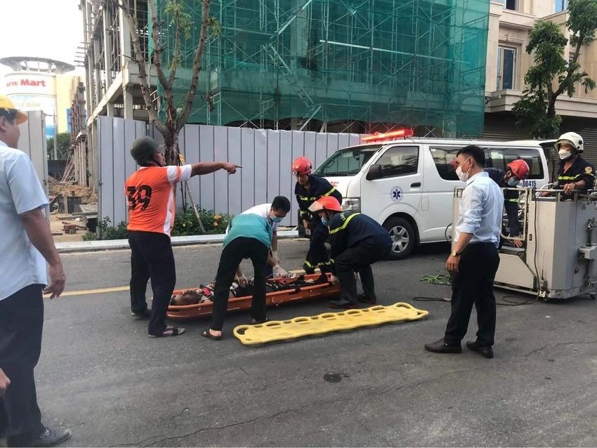 Lực lượng chức năng đưa những nạn nhân xuống đất. Ảnh: NGÔ QUANG
