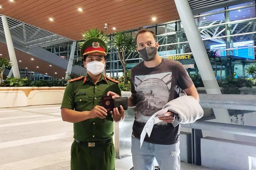 Cán bộ công an trao trả giấy tờ cho người đàn ông quốc tịch Pháp. Ảnh: H.H Cán bộ công an trao trả giấy tờ cho người đàn ông quốc tịch Pháp. Ảnh: H.H