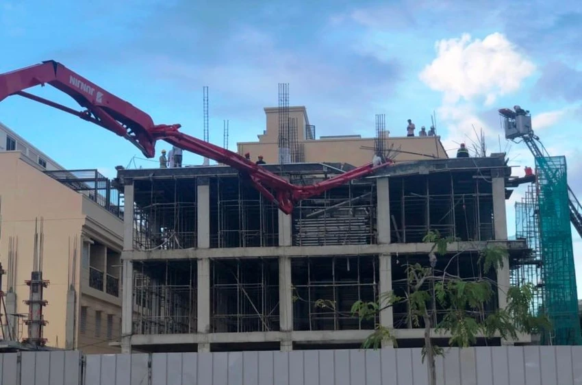 Cần cẩu có vòi bơm bê tông sập, đè trùng nhiều công nhân đang làm việc. Ảnh: NGÔ QUANG Cần cẩu có vòi bơm bê tông sập, đè trùng nhiều công nhân đang làm việc. Ảnh: NGÔ QUANG