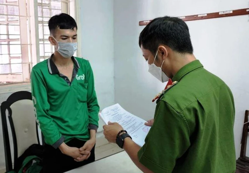 Công an tống đạt quyết định khởi tố bị can đối với Trần Văn Hào. Ảnh: H.H Công an tống đạt quyết định khởi tố bị can đối với Trần Văn Hào. Ảnh: H.H