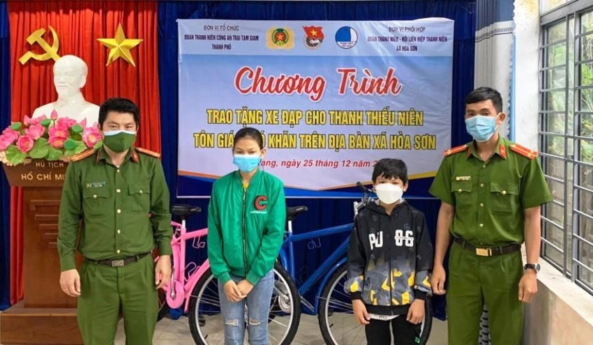 Những chiếc xe đạp được sơn sửa lại và tặng cho thanh thiếu niên. Ảnh: C.A Những chiếc xe đạp được sơn sửa lại và tặng cho thanh thiếu niên. Ảnh: C.A
