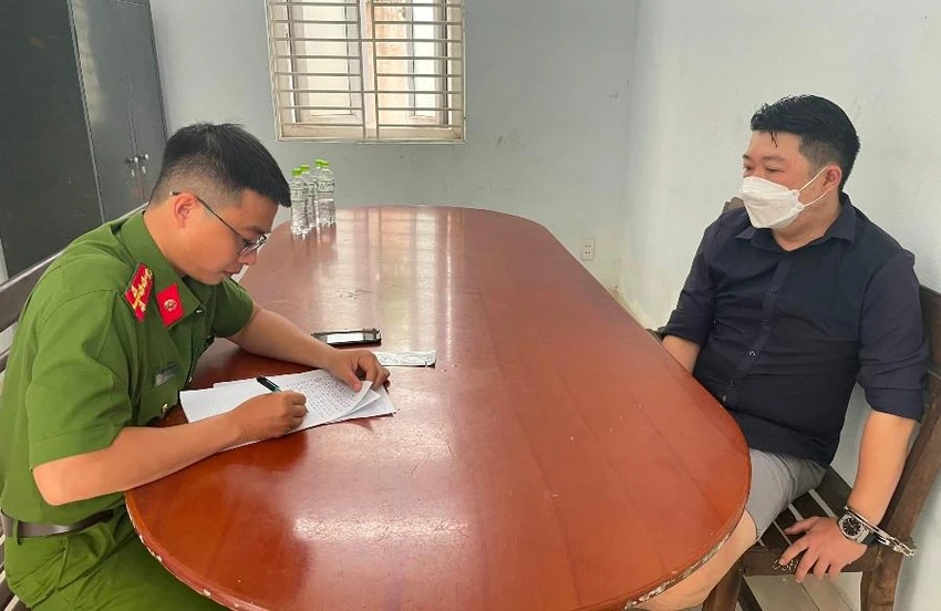 Người đàn ông lái xe tông vào lực lượng 911 tại cơ quan công an. Ảnh: H.H Người đàn ông lái xe tông vào lực lượng 911 tại cơ quan công an. Ảnh: H.H