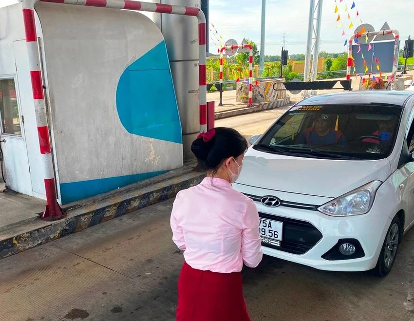 Nhân viên thu phí phải ra khỏi cabin để ghi nhận và thu phí thủ công. Nhân viên thu phí phải ra khỏi cabin để ghi nhận và thu phí thủ công.