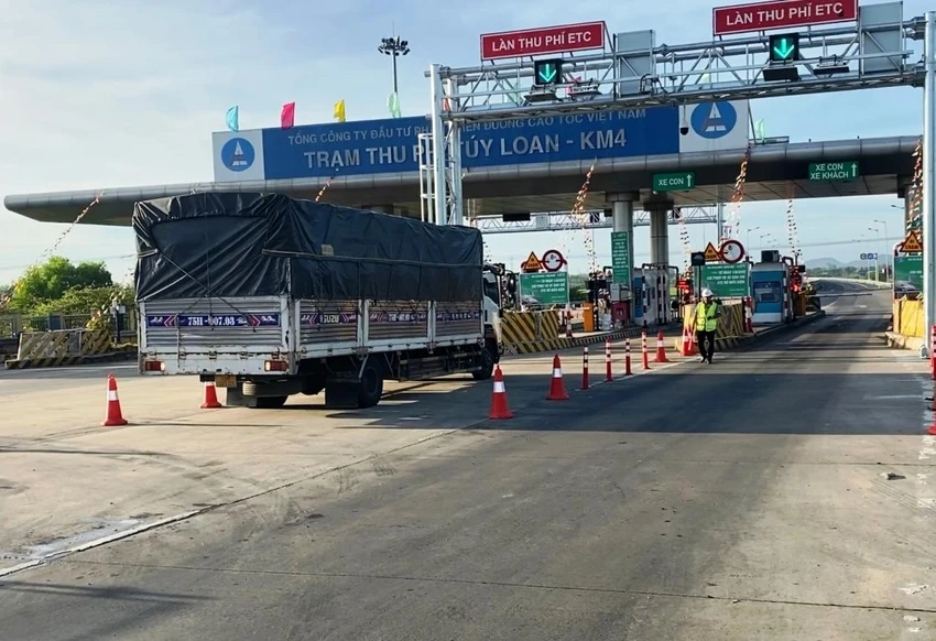 Một xe tải phải lùi lại vì chưa dán thẻ ETC. Một xe tải phải lùi lại vì chưa dán thẻ ETC.