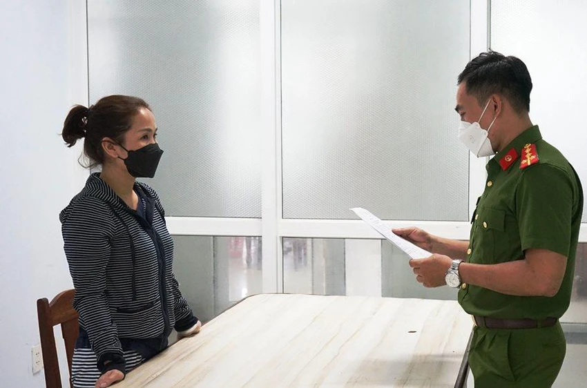 Nghi phạm Mai Nữ Lan Ngọc tại cơ quan công an. Ảnh: H.H Nghi phạm Mai Nữ Lan Ngọc tại cơ quan công an. Ảnh: H.H