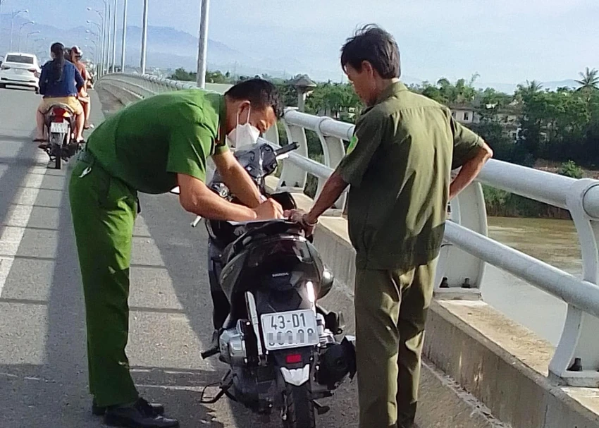 Lực lượng chức năng huyện Đại Lộc tiếp nhận, xử lý vụ việc. Ảnh: H.H Lực lượng chức năng huyện Đại Lộc tiếp nhận, xử lý vụ việc. Ảnh: H.H