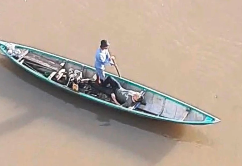 Thuyền người dân cứu người đàn ông bị gãy chân. Ảnh: H.H Thuyền người dân cứu người đàn ông bị gãy chân. Ảnh: H.H