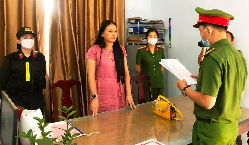 Công an thực hiện lệnh bắt tạm giam nghi phạm Huỳnh Thị Châu. Ảnh: H.H Công an thực hiện lệnh bắt tạm giam nghi phạm Huỳnh Thị Châu. Ảnh: H.H