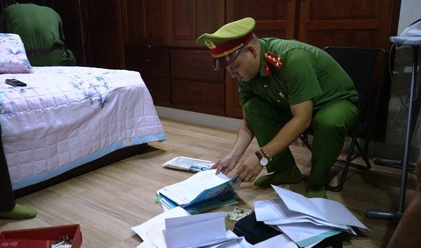 Công an khám xét nơi ở của nghi phạm. Ảnh: H.H Công an khám xét nơi ở của nghi phạm. Ảnh: H.H