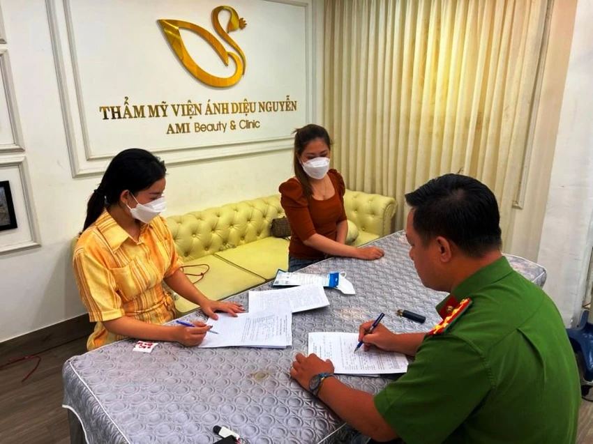 Cảnh sát kinh tế làm việc với cơ sở tại thời điểm kiểm tra. Ảnh: H.H Cảnh sát kinh tế làm việc với cơ sở tại thời điểm kiểm tra. Ảnh: H.H