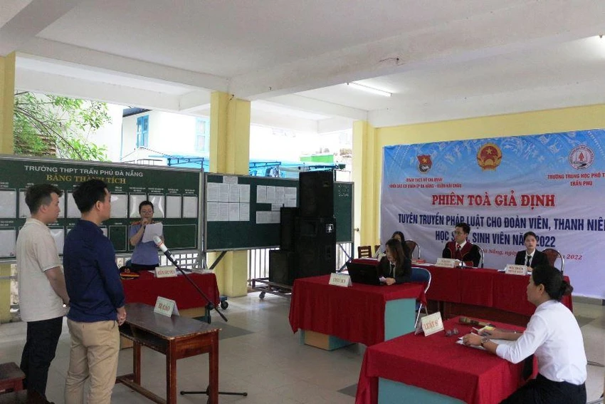 Phiên tòa giả định với đầy đủ thành phần tham gia tố tụng. Ảnh: H.H Phiên tòa giả định với đầy đủ thành phần tham gia tố tụng. Ảnh: H.H