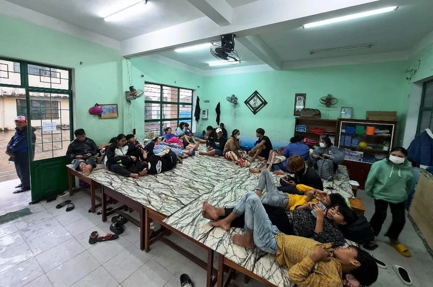 Khi bão vào, các trường học là nơi tránh bão tập trung của người dân. Ảnh: HẢI HIẾU Khi bão vào, các trường học là nơi tránh bão tập trung của người dân. Ảnh: HẢI HIẾU
