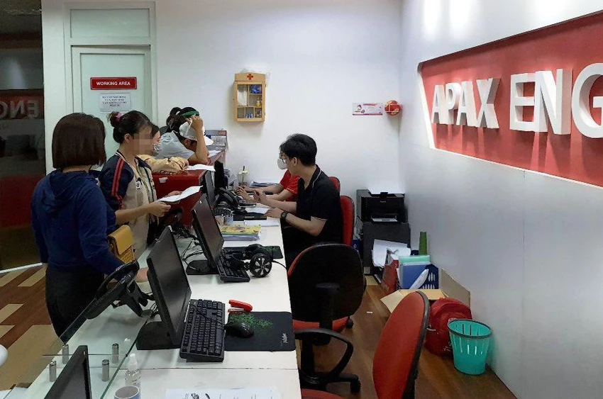 Các phụ huynh đến trung tâm để đòi lại tiền học phí đã nộp. Ảnh: H.H Các phụ huynh đến trung tâm để đòi lại tiền học phí đã nộp. Ảnh: H.H