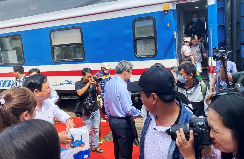 Chuyến tàu đón 300 du khách đến với Bình Thuận tại Ga Phan Thiết. Ảnh: HẢI HIẾU Chuyến tàu đón 300 du khách đến với Bình Thuận tại Ga Phan Thiết. Ảnh: HẢI HIẾU