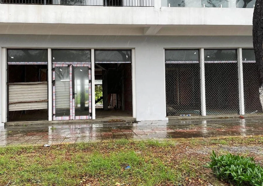 Người dân rào tạm bằng tôn, lưới sắt B40 nhưng vẫn tiếp tục bị đột nhập, mất trộm. Ảnh: HẢI HIẾU Người dân rào tạm bằng tôn, lưới sắt B40 nhưng vẫn tiếp tục bị đột nhập, mất trộm. Ảnh: HẢI HIẾU