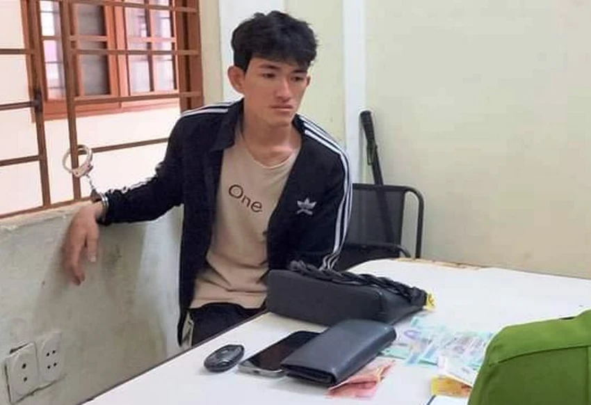 Nghi phạm Nguyễn Minh Vương cùng tang vật. Ảnh: H.H Nghi phạm Nguyễn Minh Vương cùng tang vật. Ảnh: H.H