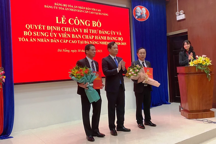 Ông Nguyễn Văn Tiến, Phó Chánh án TAND Tối cao trao quyết định cho hai Ủy viên Ban chấp hành Đảng bộ TAND Cấp cao tại Đà Nẵng. Ảnh: HẢI HIẾU Ông Nguyễn Văn Tiến, Phó Chánh án TAND Tối cao trao quyết định cho hai Ủy viên Ban chấp hành Đảng bộ TAND Cấp cao tại Đà Nẵng. Ảnh: HẢI HIẾU