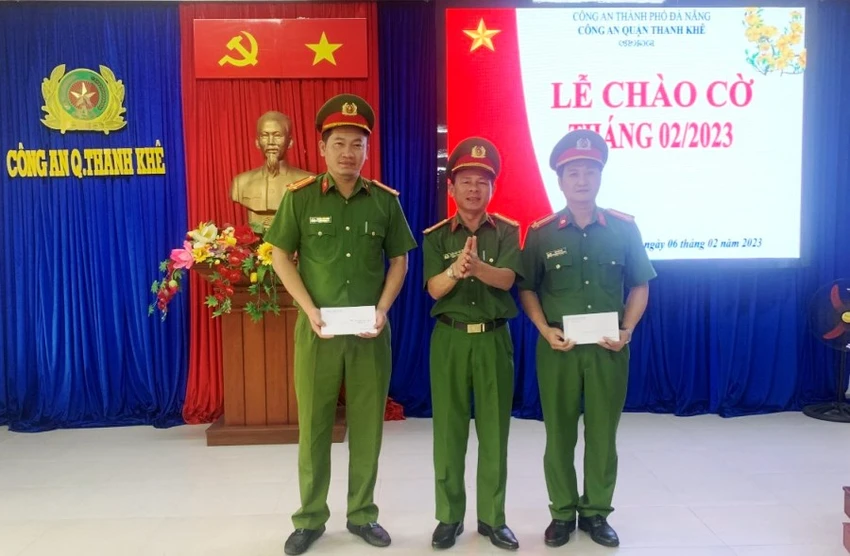 Thượng tá Trần Văn Tám, Trưởng Công an quận Thanh Khê khen thưởng cho Đội Cảnh sát Ma túy. Ảnh: H.H Thượng tá Trần Văn Tám, Trưởng Công an quận Thanh Khê khen thưởng cho Đội Cảnh sát Ma túy. Ảnh: H.H