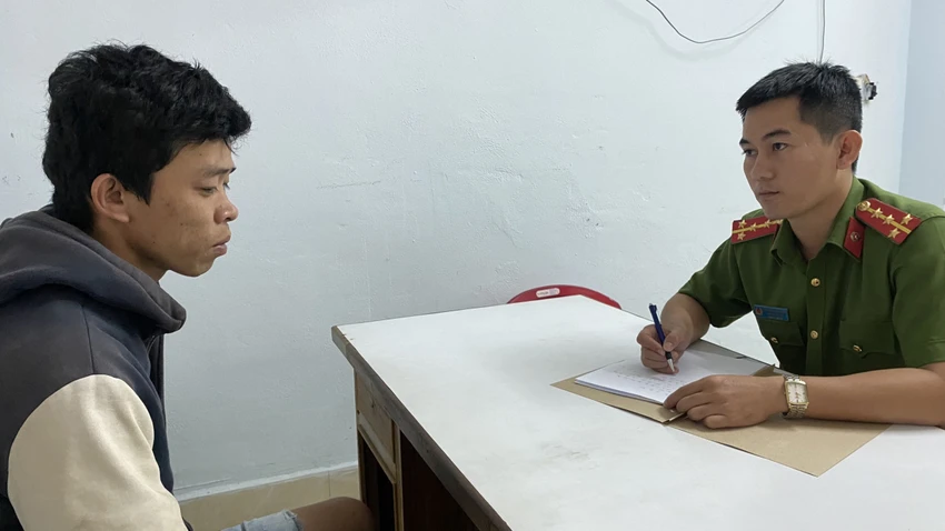 Nghi phạm Lê Công Bình tại cơ quan điều tra. Ảnh: HẢI HIẾU Nghi phạm Lê Công Bình