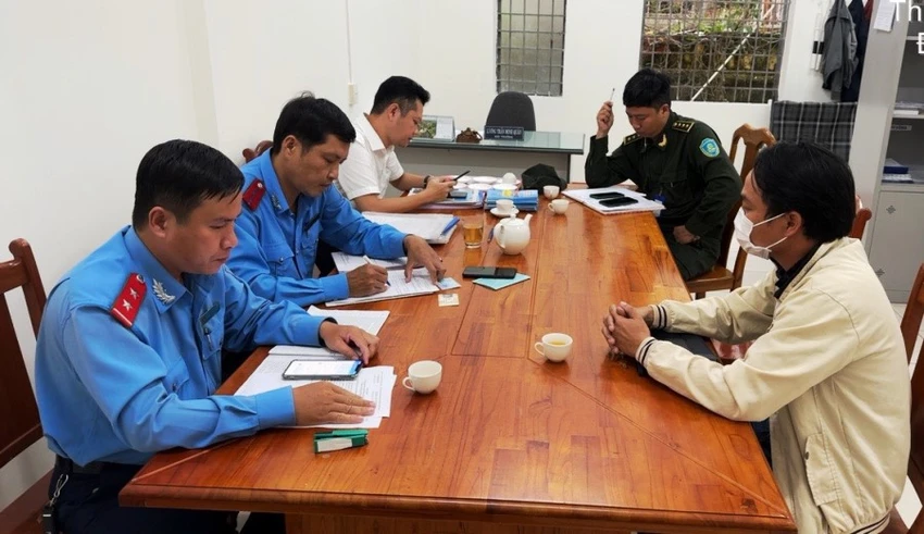 Tài xế V (bìa phải) làm việc với lực lượng chức năng. Ảnh: H.H Tài xế V (bìa phải) làm việc với lực lượng chức năng. Ảnh: H.H