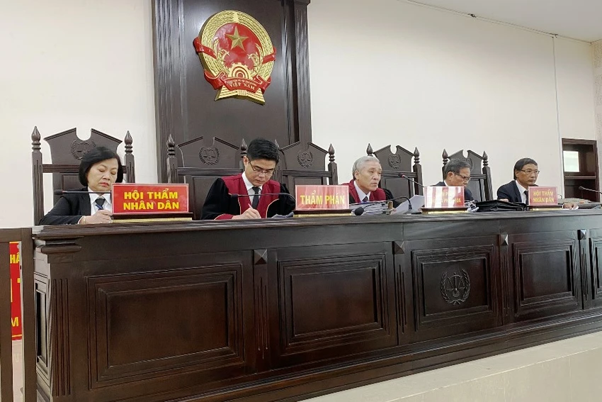 Hội đồng xét xử của vụ án. Ảnh: HẢI HIẾU Hội đồng xét xử của vụ án. Ảnh: HẢI HIẾU
