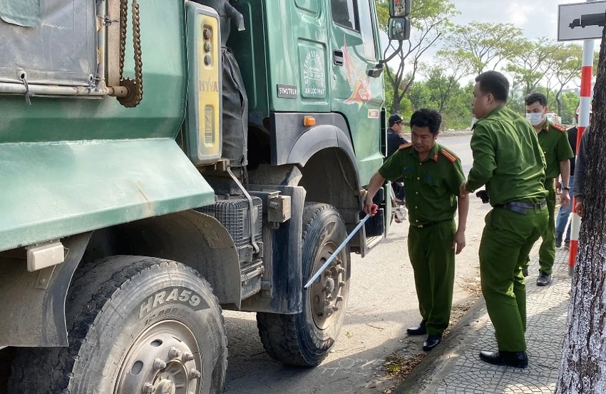Lực lượng chức năng khám nghiệm hiện trường. Ảnh: HẢI HIẾU Lực lượng chức năng khám nghiệm hiện trường. Ảnh: HẢI HIẾU