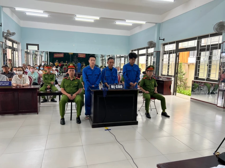 Các bị cáo tại phiên tòa lưu động. Ảnh: HẢI HIẾU