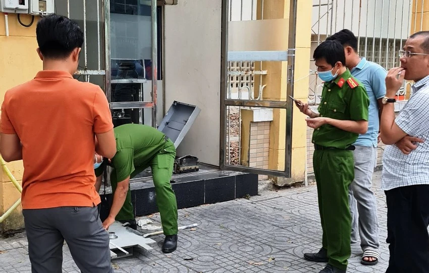 Trụ ATM bị cạy phá nhiều phần. Ảnh: H.H Trụ ATM bị cạy phá nhiều phần. Ảnh: H.H