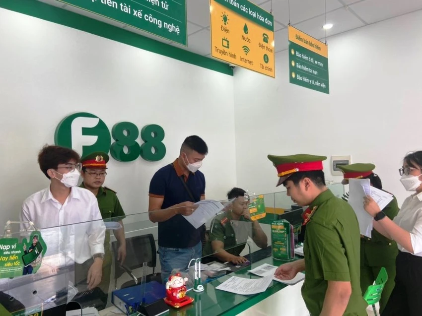 Công an kiểm tra một trong các cơ sở của F88 tại Đà Nẵng. Ảnh: H.H Công an kiểm tra một trong các cơ sở của F88 tại Đà Nẵng. Ảnh: H.H