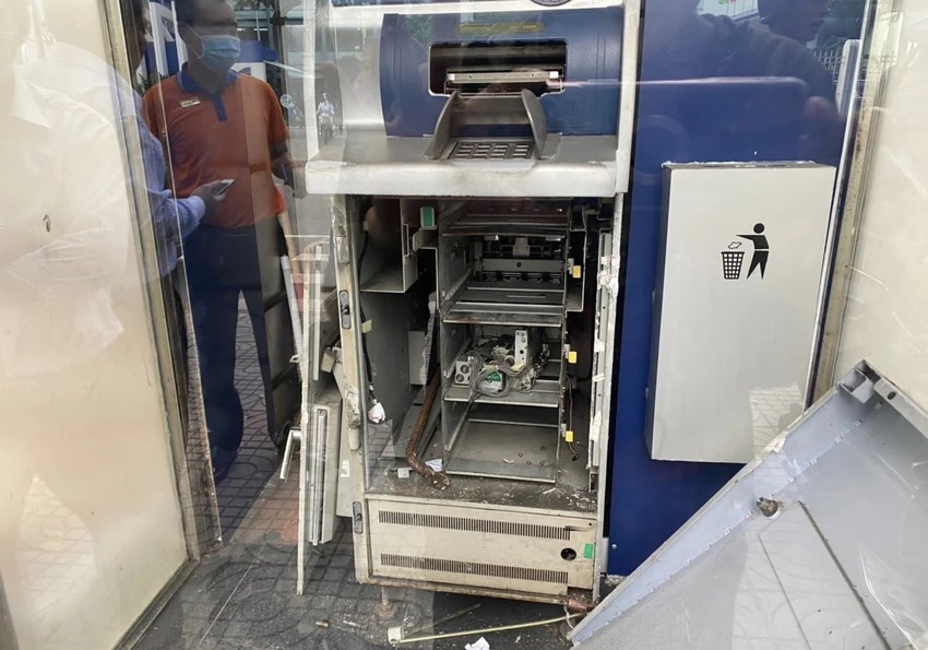 Trụ ATM bị cạy phá. Ảnh:H.H Trụ ATM bị cạy phá. Ảnh:H.H