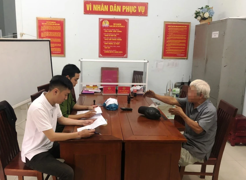 Công an mời cụ ông 71 tuổi lên làm việc. Ảnh: H.H Công an mời cụ ông 71 tuổi lên làm việc. Ảnh: H.H