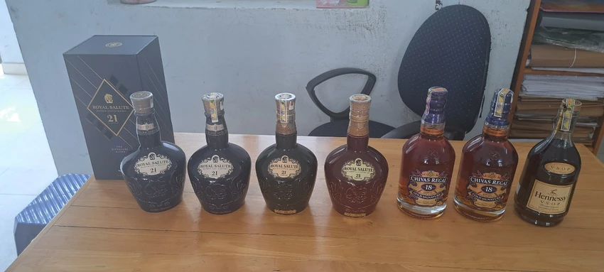Những chai rượu ngoại là tang vật vụ án. Ảnh: H.H Những chai rượu ngoại là tang vật vụ án. Ảnh: H.H
