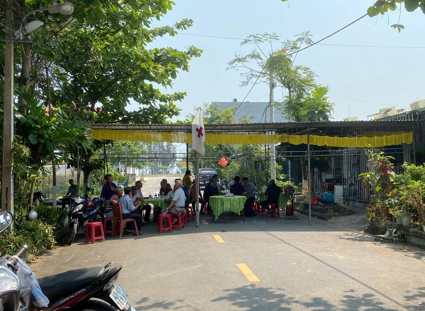 Gia đình đang chuẩn bị lo hậu sự cho bé trai. Ảnh: HẢI HIẾU Gia đình đang chuẩn bị lo hậu sự cho bé trai. Ảnh: HẢI HIẾU