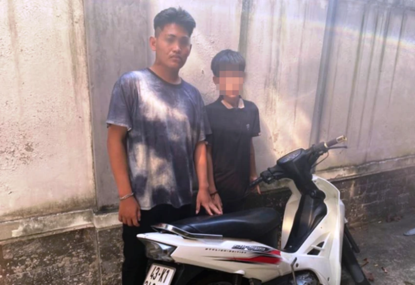 Hai nghi phạm trộm xe cùng xe máy tang vật. Ảnh: H.H