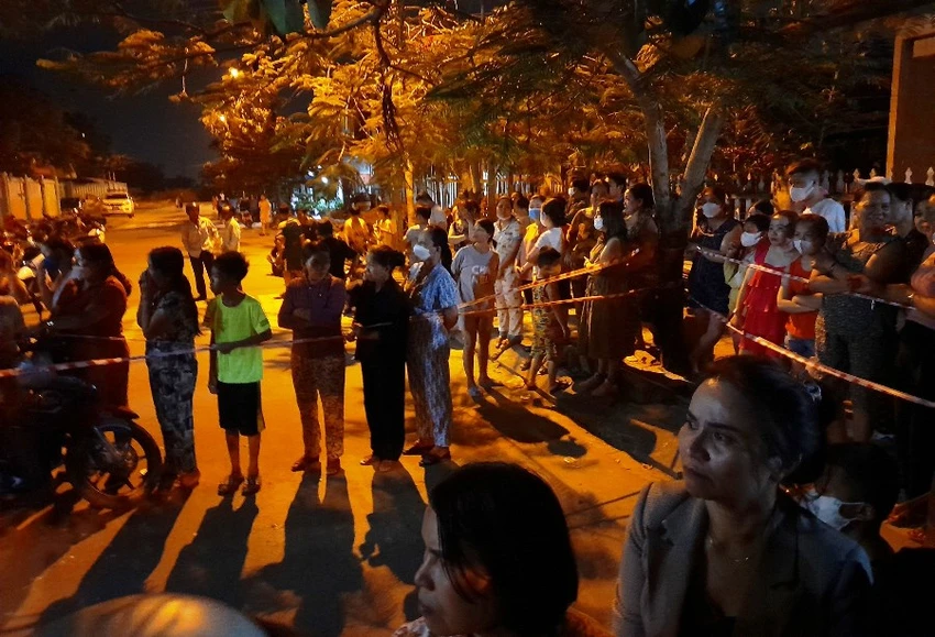 Người dân tập trung rất đông để theo dõi vụ việc sau khi phát hiện hai bé gái song sinh tử vong. Ảnh: HẢI HIẾU Người dân tập trung rất đông để theo dõi vụ việc sau khi phát hiện hai bé gái song sinh tử vong. Ảnh: HẢI HIẾU