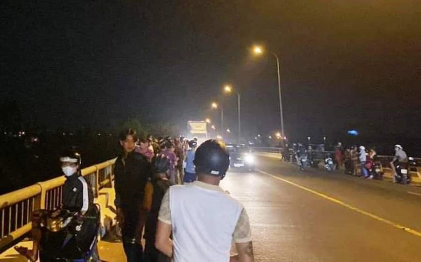 Hiện trường chị M nhảy cầu được người dân cứu sống. Ành: H.H Hiện trường chị M nhảy cầu được người dân cứu sống. Ành: H.H
