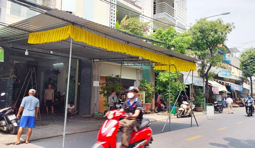 Người thân, hàng xóm chuẩn bị lo hậu sự cho gia đình nạn nhân xấu số. Ảnh: HẢI HIẾU Người thân, hàng xóm chuẩn bị lo hậu sự cho gia đình nạn nhân xấu số. Ảnh: HẢI HIẾU