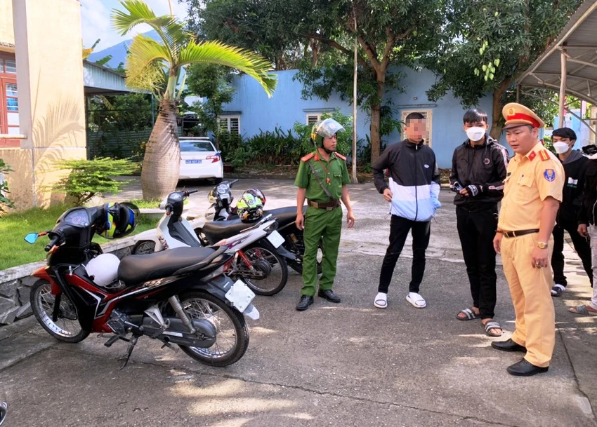 Lực lượng công an phát hiện, xử lý thiếu niên chạy xe tháo phanh. Ảnh: H.H Lực lượng công an phát hiện, xử lý thiếu niên chạy xe tháo phanh