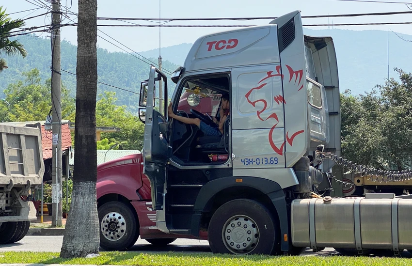 Thời tiết nắng nóng, tài xế mở toang cửa ngồi đợi được di chuyển. Ảnh: HẢI HIẾU Thời tiết nắng nóng, tài xế mở toang cửa ngồi đợi được di chuyển. Ảnh: HẢI HIẾU