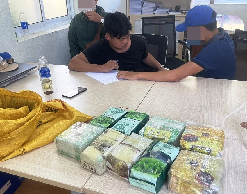 Nghi phạm Trà Văn Công cùng tang vật. Ảnh: H.H Nghi phạm Trà Văn Công cùng tang vật. Ảnh: H.H