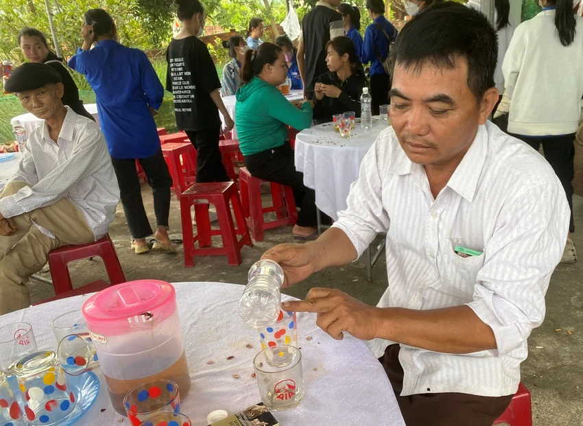 Anh Sơn thuật lại vụ sập sàn bê tông kinh hoàng. Ảnh: HẢI HIẾU Anh Sơn thuật lại vụ sập sàn bê tông kinh hoàng