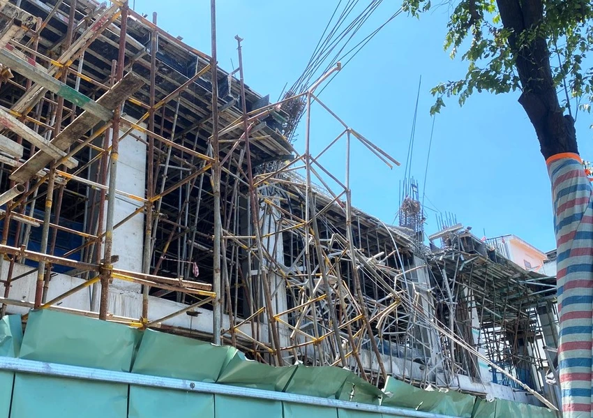 Vị trí sàn bê tông tại công trình sập khiến 5 người thương vong. Ảnh: HẢI HIẾU Vị trí sàn bê tông tại công trình sập khiến 5 người thương vong