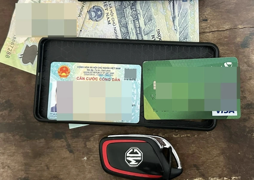 Trộm ví bên trong có chìa khoá nên trộm luôn ô tô ảnh 2 Trộm ví bên trong có chìa khoá nên trộm luôn ô tô ảnh 2