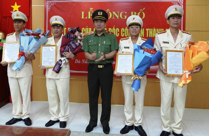 Thiếu tướng Vũ Xuân Viên (thứ 3 từ trái) trao quyết định điều động cán bộ. Ảnh: H.H Thiếu tướng Vũ Xuân Viên (thứ 3 từ trái) trao quyết định điều động cán bộ. Ảnh: H.H