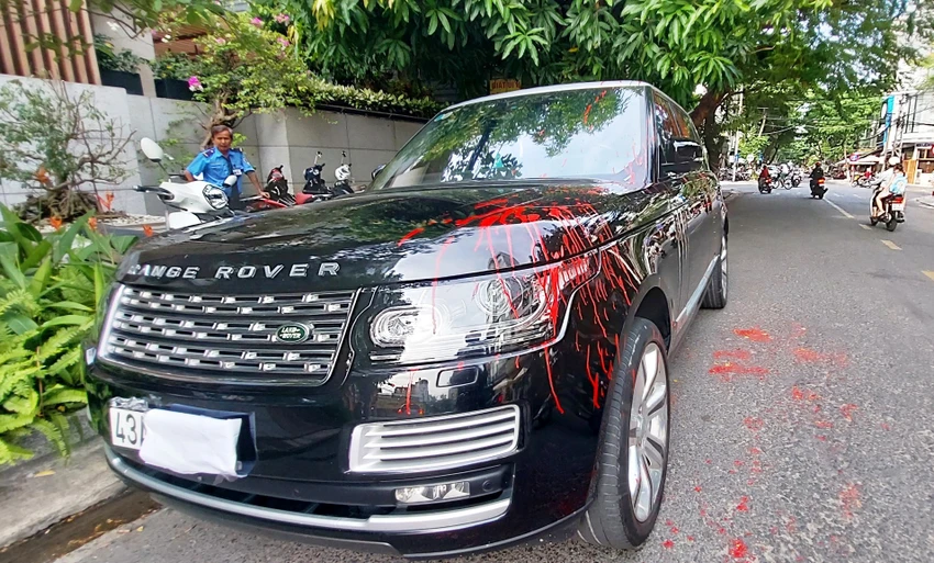 Xe Range Rover bị tạt sơn. Ảnh: HẢI HIẾU
