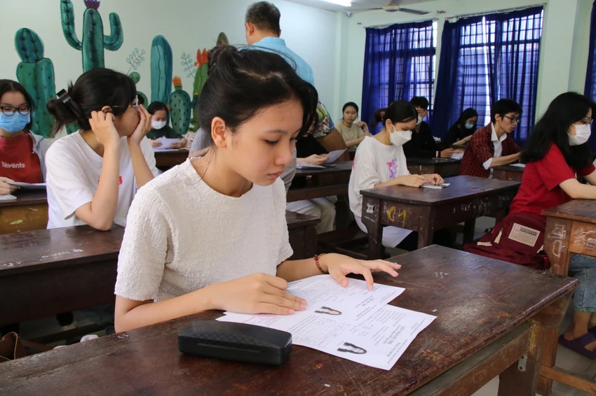 Thí sinh đăng ký dự thi tại Đà Nẵng chiều 27-6. Ảnh: HẢI HIẾU Thí sinh đăng ký dự thi tại Đà Nẵng chiều 27-6. Ảnh: HẢI HIẾU
